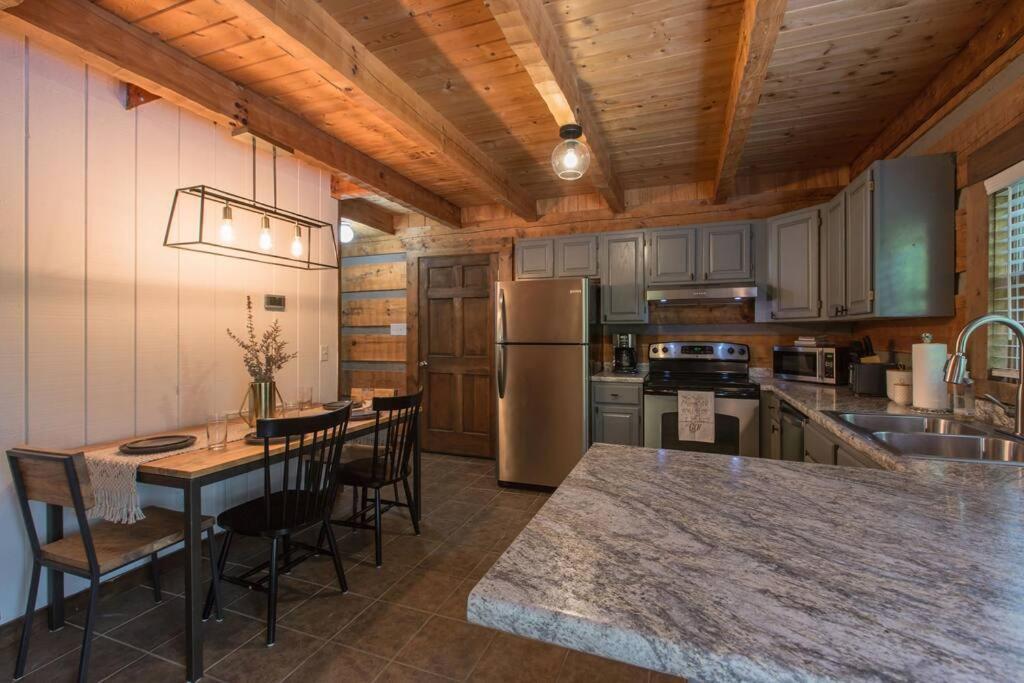 Southern Oak Cabin - Newly Remodeled - Close To All Attractions Sevierville Exteriér fotografie